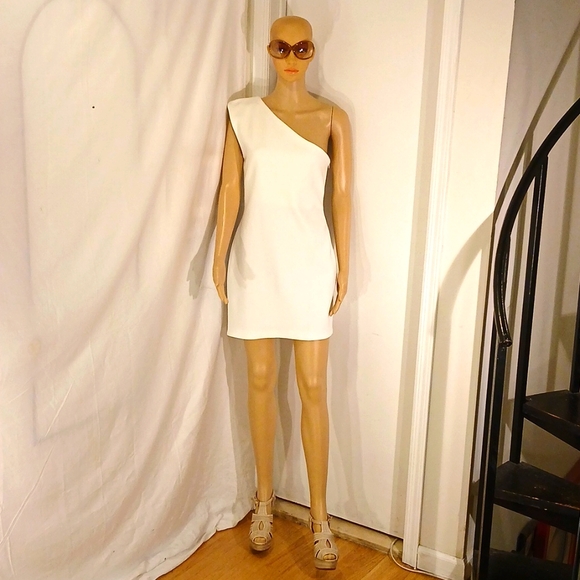 Amanda Uprichard Dresses & Skirts - 🔥 NWT Amanda Uprichard White Ivory/White One Shoulder Dress.